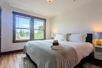 Newberg Wine Country Suites: Gris Room Hotels in Newberg