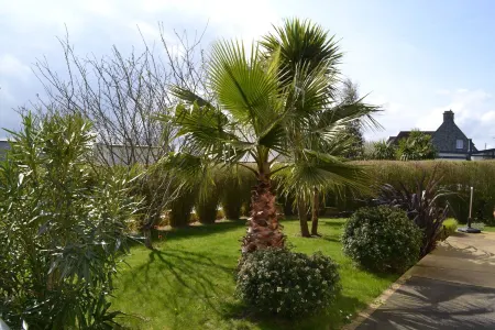 House between land and sea, 10 minutes' walk from the beach and GR34. Отели в г. Карантек