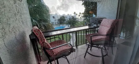 Beach Condo in Paradise Отели в г. Key Colony Beach