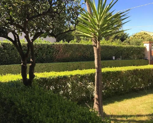 Dependance in Villa 7 km from Cefalù near the sea with garden and services. Hotels in Lascari