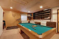 4 Bedroom cabin, dog friendly with large private fenced yard and EV charger