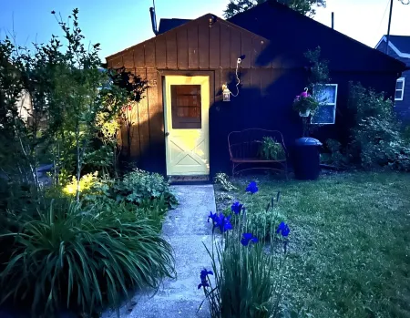 Beautiful Waneta Lake Front Cottage! KAYAKS! Wine Country FLX