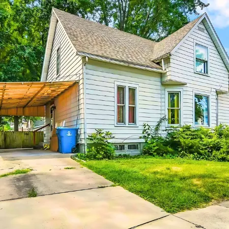 Historic Bungalow: For Groups & Families Sleeps 11