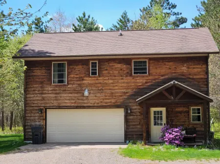 Time to relax and unwind…Cozy house in the woods minutes from downtown Minocqua