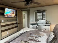 Cozy 2-bedroom cabin with hot tub and amazing views, easy access driveway. Hotels near حديقة جبال غريت سموكي الوطنية