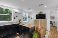 Cozy Cabin in the woods! Queen bed, quiet, peaceful, secluded getaway.