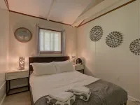 Renovated Modern Chalet - Swim, Hike, Bike, Fish, Ski, Skate, Shop, Dine, Relax! Hotels in Madison
