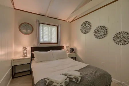 Renovated Modern Chalet - Swim, Hike, Bike, Fish, Ski, Skate, Shop, Dine, Relax!