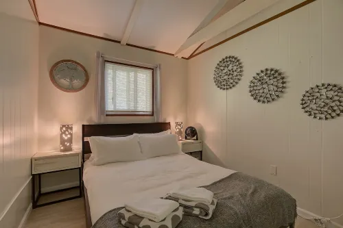 Renovated Modern Chalet - Swim, Hike, Bike, Fish, Ski, Skate, Shop, Dine, Relax!