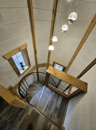 Creekside treehouse. with hot tub.