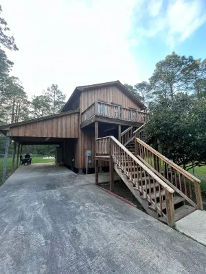 Sugarberry Cabin Hotels near Twin Dikes Park