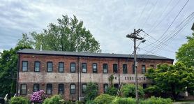 Spacious, artist-designed apartment in 1890s chocolate factory. DOG FRIENDLY!