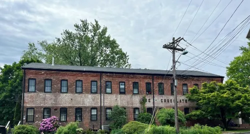 Spacious, artist-designed apartment in 1890s chocolate factory. DOG FRIENDLY!