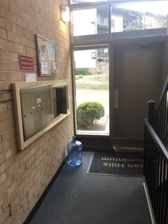 Beautifully furnished 1 Bedroom McLean Condo near Tysons corner