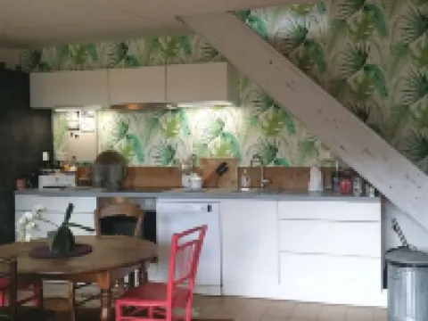 VILLA, 55 m2, BIOT, 4 / 6Pers, south-facing wooden terrace, swimming pool in private domain Hotels in Biot