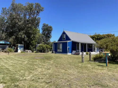 Golden Beachhouse - 5 mins from 90mile beach and shops
