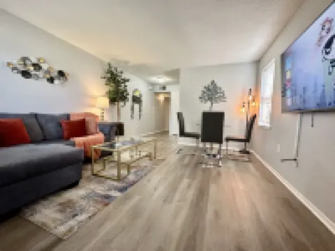 Modern Comfort 2 BR Midtown 2mins to Overton Park