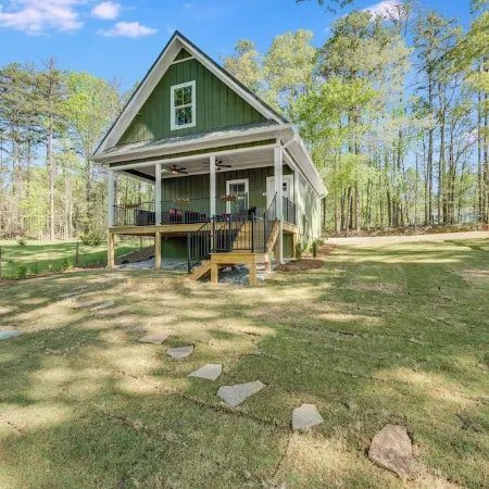 Rainyville - Emerald: Charming cottage with loft in Walhalla, South Carolina