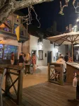 "Charming Cottage with Spacious Porch, Walking Distance to Top Attractions - บ้านพักหลังเล็ก