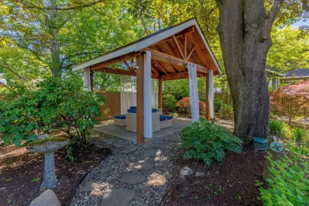 Cozy Lilly Cottage in Salem