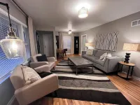 Mid-Century modern 2-bedroom home near McKennan Park, hospitals and universities