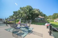 Beautifully Updated Family Getaway on Cedar Creek Lake