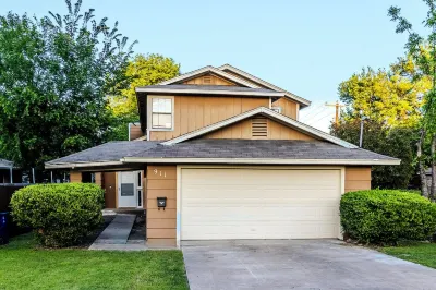 Prime Location: 3bd with BBQ, 4 miles from Historic Downtown McKinney. Sleeps 8.