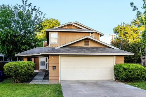 Prime Location: 3bd with BBQ, 4 miles from Historic Downtown McKinney. Sleeps 8.