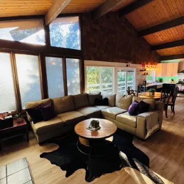 4 Bedroom Family Cabin • 5 Min Stroll to Lake Gregory!