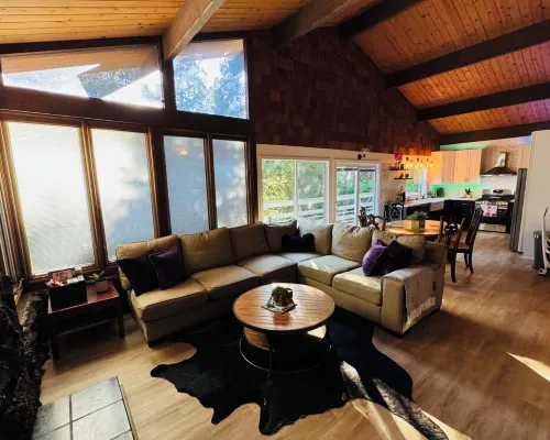 4 Bedroom Family Cabin • 5 Min Stroll to Lake Gregory! Hotels in Crestline