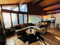 4 Bedroom Family Cabin • 5 Min Stroll to Lake Gregory! Hotel a Crestline