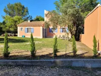 Country house at the foot of the Luberon ロリのホテル