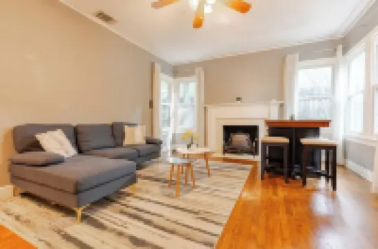 Austin Charm: 2Bed/2Ba/Flex Bungalow with office and deck. Central to Everything