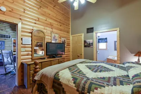 Trails End Cabin- 10 Min- Silver Dollar City; 15 Min- Branson; New Tiled Showers
