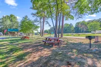 Relaxing, family friendly lodge by the lake.