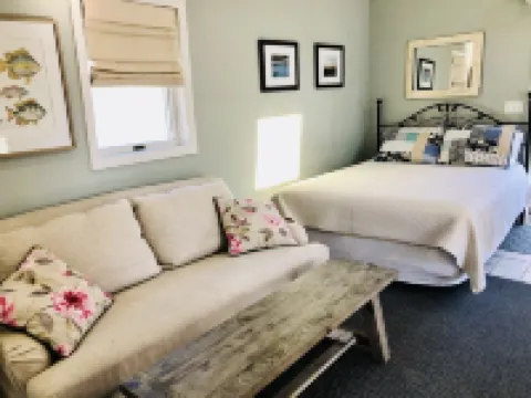 Charming Studio Cottage located on Easton's Point