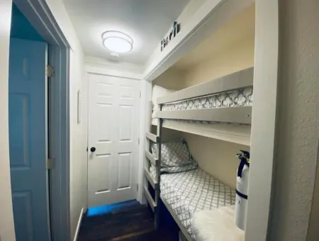 #127 condo by large pool/hot tub/Gorge Shuttle-book separately