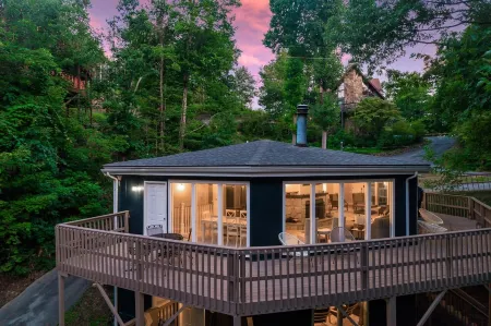 Stylish Modern 6 Bdrm + Hot Tub + Pool Access Отели рядом с достопримечательностью «Саглендс Вэлли Нейчер Трейл Паркинг»