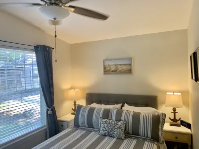 2-bedroom cottage just 3 minutes drive to Moody Beach Wonder Mountain Fun Park附近的飯店