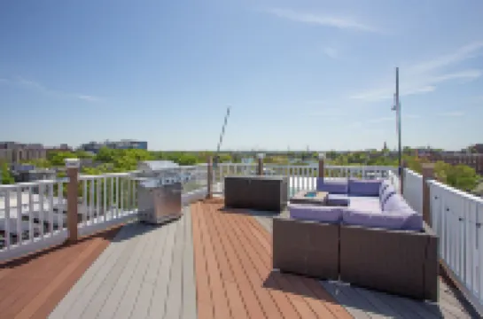 Spacious, Modern Luxury 2 bed, 2 bath w/ Spectacular Rooftop!