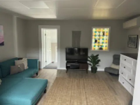 Gateway to the Berkshires - Renovated downtown apartment リーのホテル