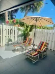 Entire centrally located spacious 3bd2bth sleep 6, close to shopping and beaches