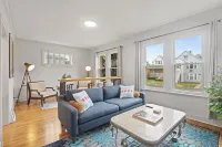 Berwyn Bungalow - Explore Chicago from a Modern, Hip Bungalow vacation home.