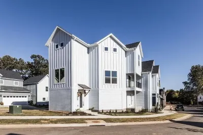 Gulley Grove Game Day - 10 minute drive to U of A/Downtown3 beds ~ 2.5 baths Hotels near University of Arkansas
