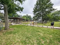 Boathouse, 2 King Beds, Firepit, Huge Yard + Pet-Friendly! Peaceful & Luxurious