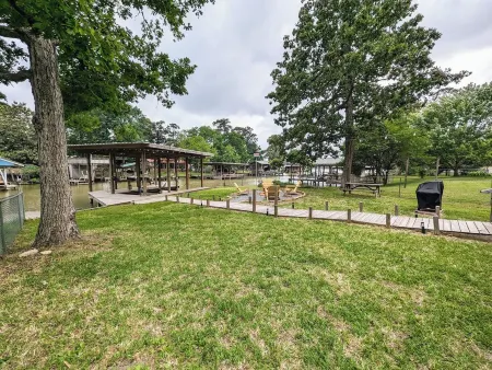 Boathouse, 2 King Beds, Firepit, Huge Yard + Pet-Friendly! Peaceful & Luxurious