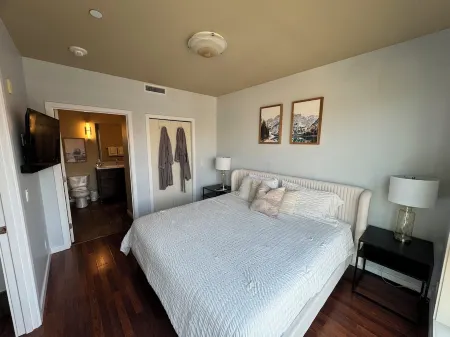 Waterfront 2-bed/2bath Suite w/Indoor Pool & Hot Tub