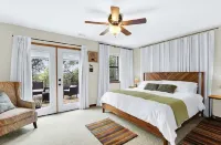 Hill Country views, beautiful sunsets, private, and natural wildlife.