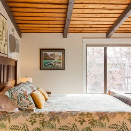 Cozy Up at a Nature Inspired Boutique Studio in the Trees - River Nearby