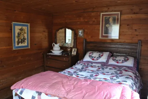 Off-the-Grid Historic 1930 Farmhouse Adventure on Working Horse Farm with Sauna Hotels in Bald Mountain